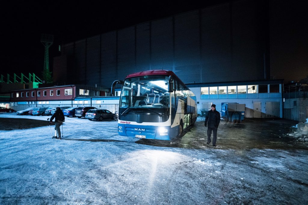 Bussen packas för resan hem till stockholm